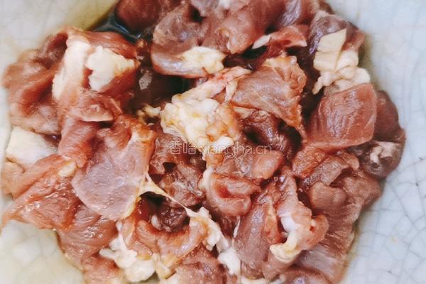 莲藕炒肉的做法图解1