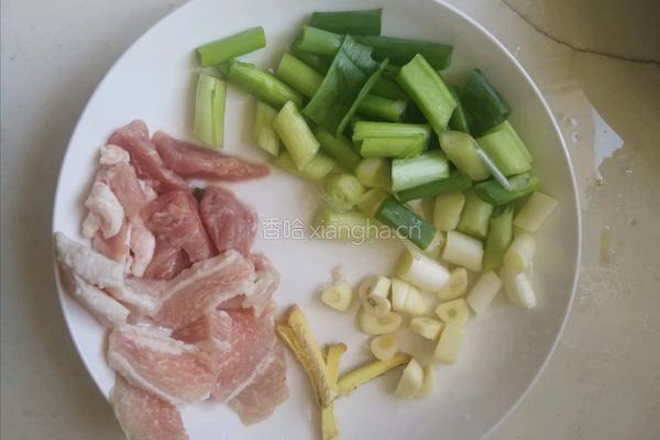 豆芽炒肉的做法图解2