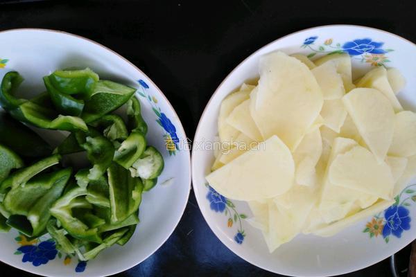 青椒土豆片的做法图解1