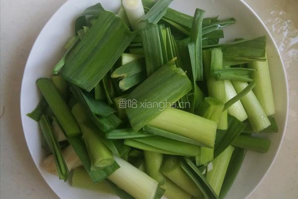 青蒜炒肉的做法图解1