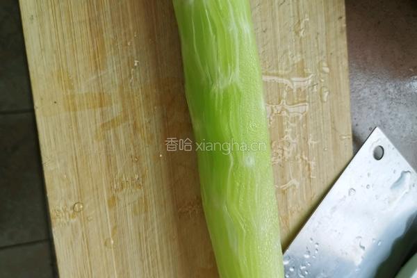凉拌莴笋丝的做法图解1
