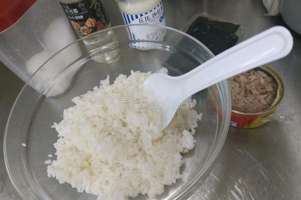 比店里都好吃的超满足元气满满金枪鱼饭团的做法图解3