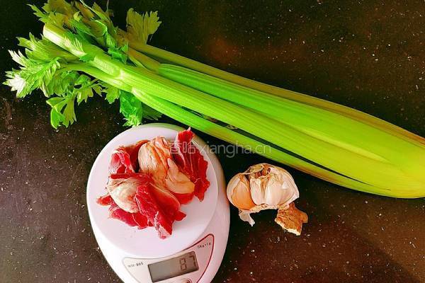 芹菜炒牛腱的做法图解2