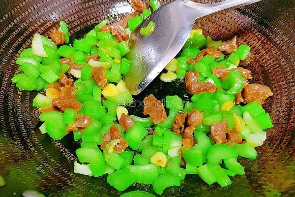 芹菜炒牛腱的做法图解12