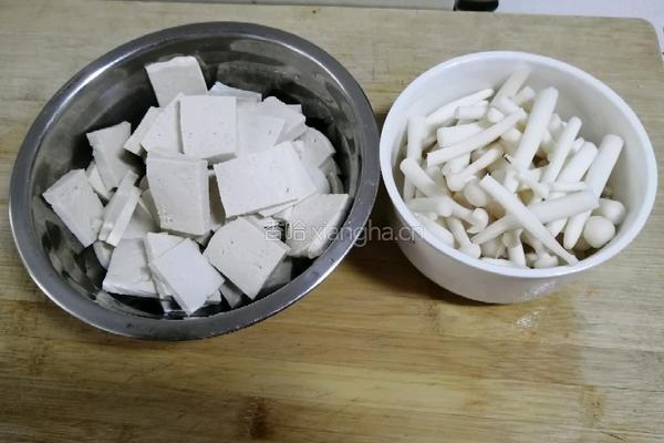 麻辣豆腐烧鲍菇的做法图解1
