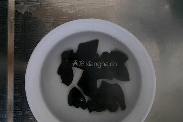 芹菜炒肉丝的做法图解1