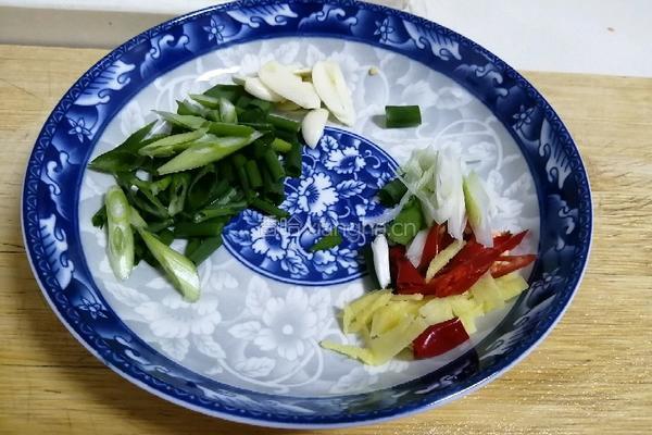 蒜苔炒肉丝的做法图解3