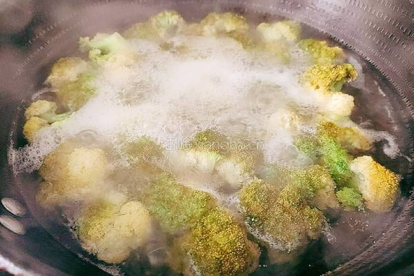 西兰花炒虾仁的做法图解4