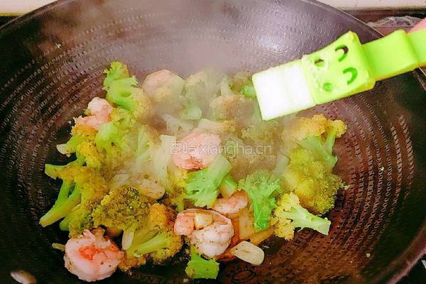 西兰花炒虾仁的做法图解12