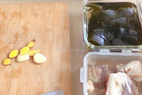 腊猪蹄海带黄豆汤的做法图解1