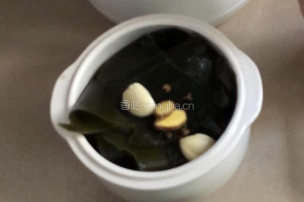 腊猪蹄海带黄豆汤的做法图解3