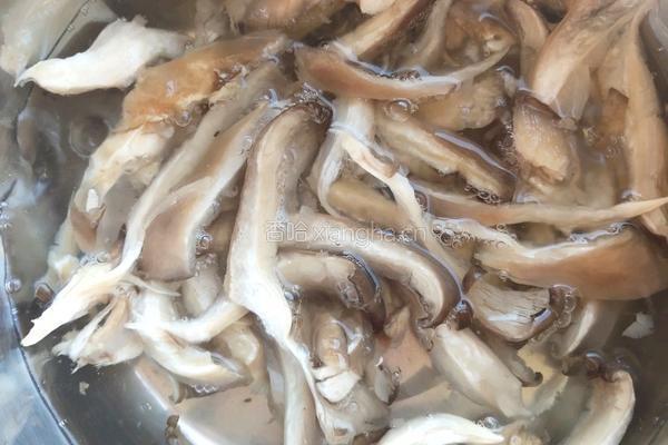 平菇炒肉的做法图解4