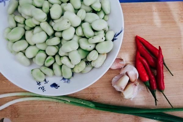 凉拌蚕豆的做法图解1
