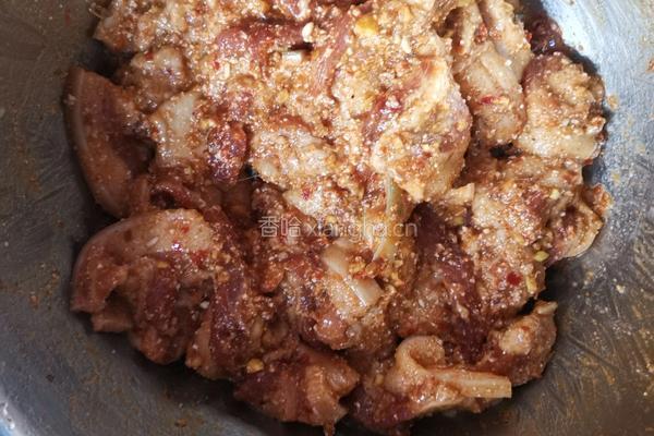 土豆粉蒸肉的做法图解3