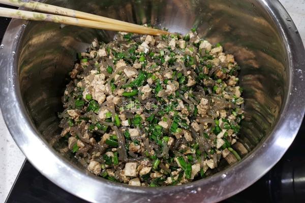 豆腐粉条韭菜包子的做法图解2