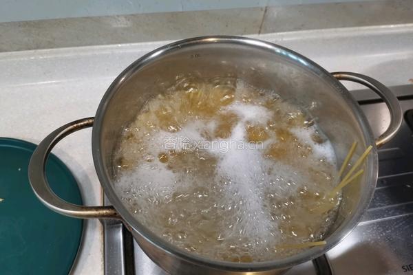 意大利培根蘑菇奶油面的做法图解3
