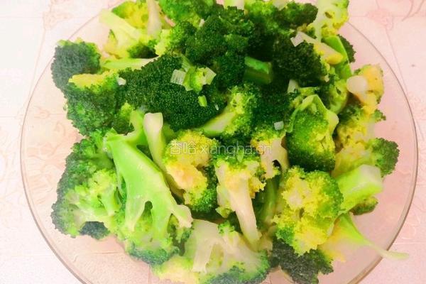 吃起来润润的翠绿的清炒西兰花的做法图解3