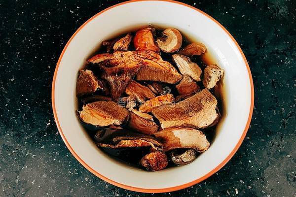 大脚菌豆芽牛腱汤的做法图解3