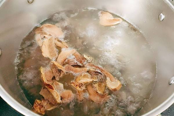 大脚菌豆芽牛腱汤的做法图解10