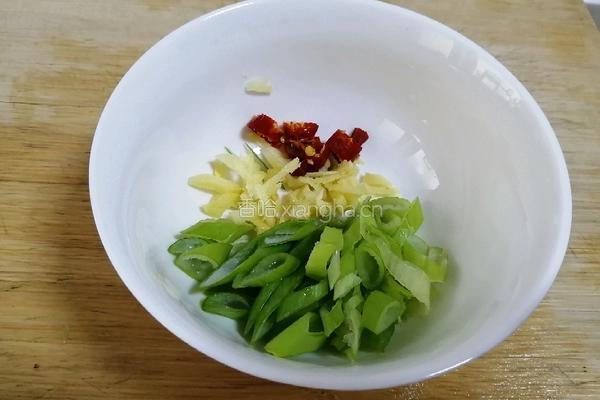 蒜苔炒牛肉的做法图解1