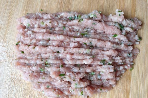 蒸胡萝卜肉末的做法图解1