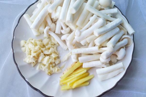 西兰花炒菌菇的做法图解3