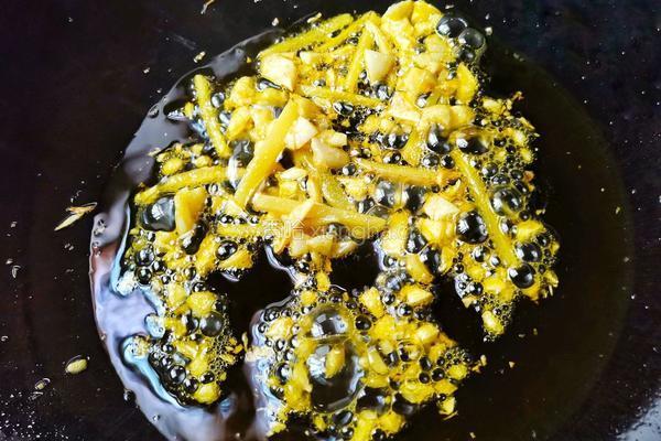 西兰花炒菌菇的做法图解6