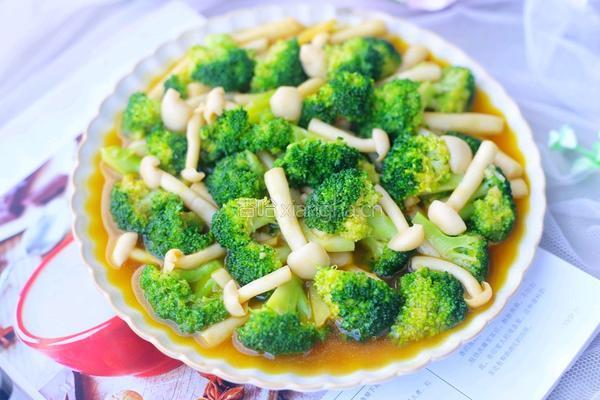 西兰花炒菌菇的做法图解11