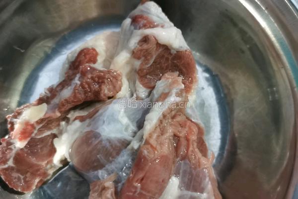 香菜牛肉丁的做法图解1