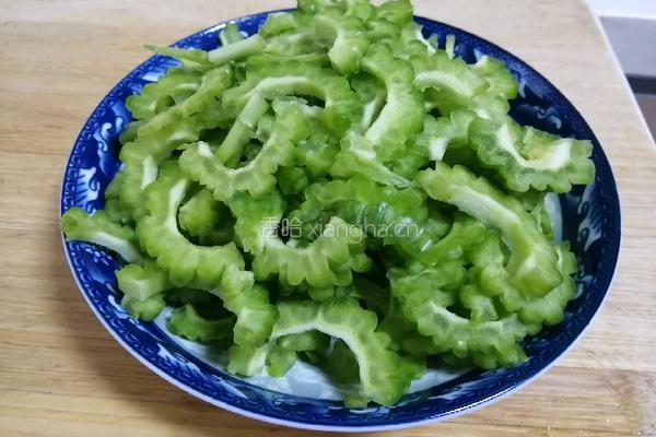 清炒苦瓜的做法图解2