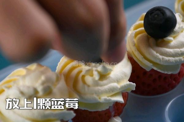 简单2步教你做好吃到跺脚的草莓炼乳奶冻的做法图解3