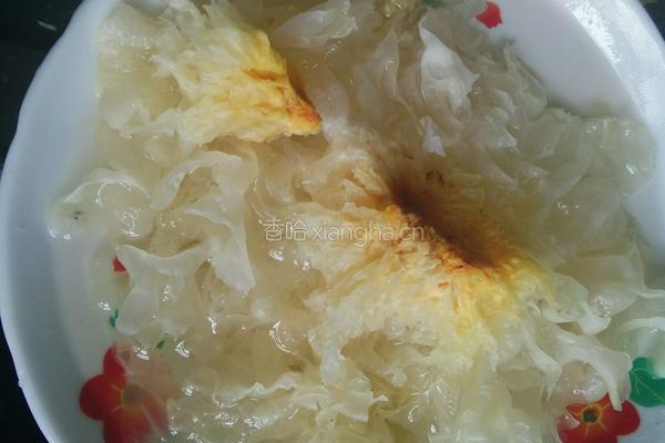 银耳莲子羹的做法图解2