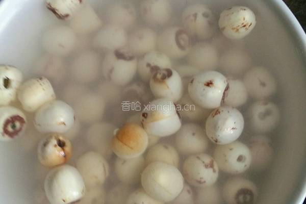 银耳莲子羹的做法图解5