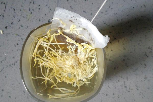 金丝皇菊 红茶的做法图解2