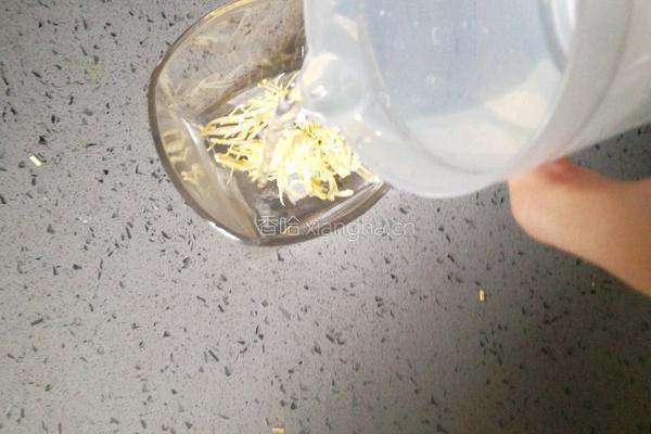 金丝皇菊 红茶的做法图解1