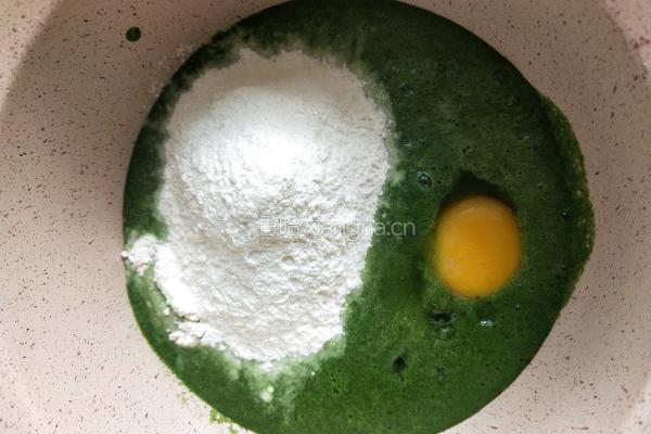 菠菜汁鸡蛋饼的做法图解2
