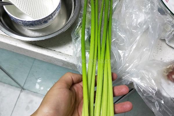 蒜台炒腊肠的做法图解2