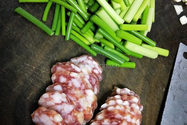 蒜台炒腊肠的做法图解3