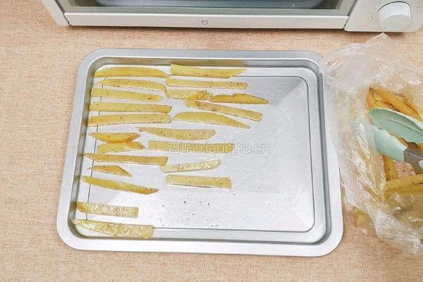 椒盐味的烤薯条的做法图解5