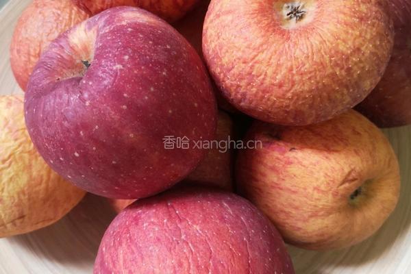 好吃到吮手指的苹果干的做法图解1