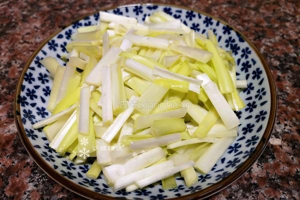 韭黄炒肉丝的做法图解2