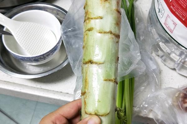 蒜香莴笋丝的做法图解1