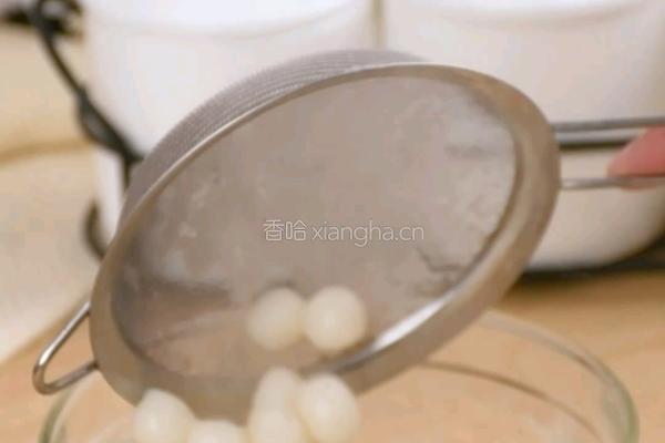 超好喝的草莓白玉奶昔只需5步轻松搞定的做法图解3