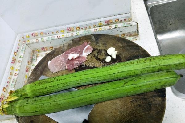 丝瓜炒肉的做法图解1