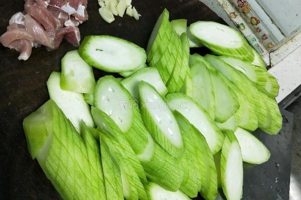 丝瓜炒肉的做法图解2