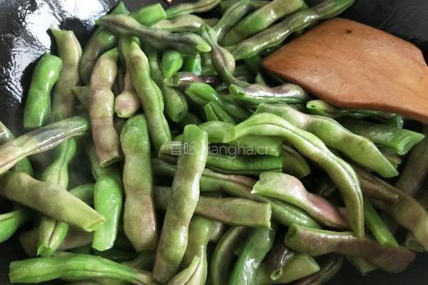 排骨炖豆角的做法图解1