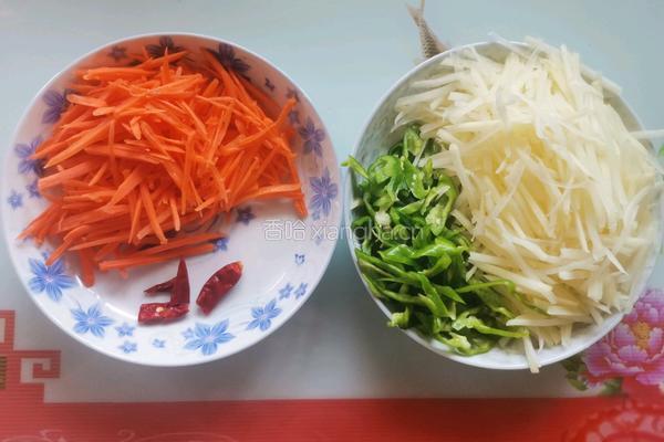 酸辣胡萝卜青椒土豆丝的做法图解1