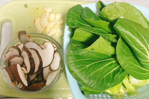 香菇青菜的做法图解1
