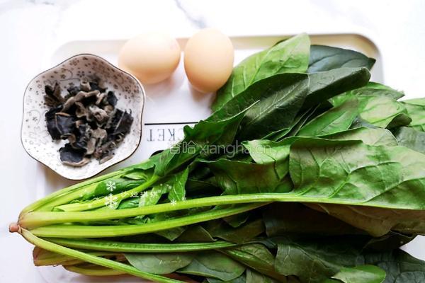 菠菜木耳炒鸡蛋的做法图解1