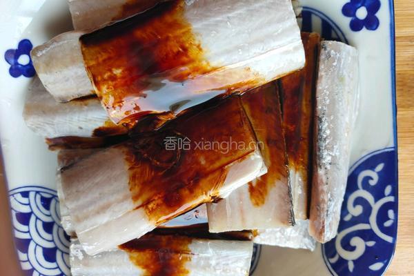 糖醋带鱼段的做法图解2